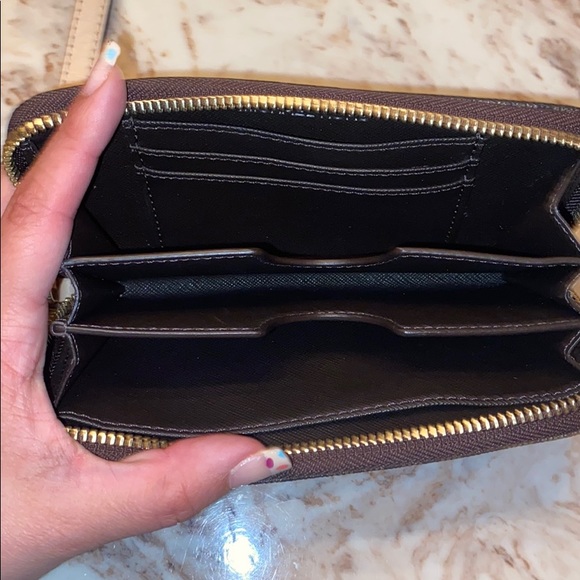 ❌SOLD❌Michael Kors Wrislet - Picture 3 of 3